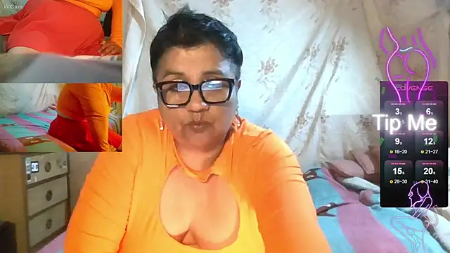 Snapshot of erinadarling79 chatting on October 4, 2:24 am erinadarling79 online show from October 4, 2:24 am