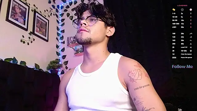 Snapshot of isaac-saenz chatting on February 19, 12:46 am isaac-saenz online show from February 19, 12:46 am
