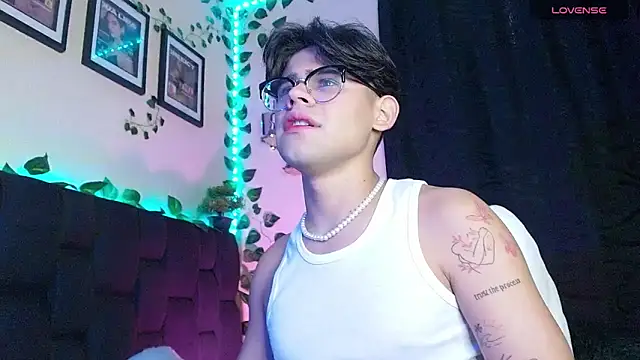 Snapshot of isaac-saenz chatting on February 25, 8:00 pm isaac-saenz online show from February 25, 8:00 pm