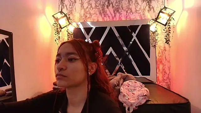 charlotte bluee online show from December 18, 6:45 pm