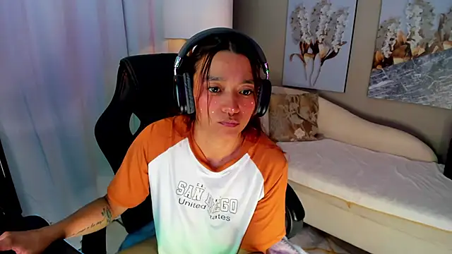 charlotte bluee online show from June 12, 2:31 am
