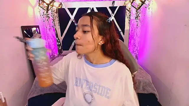 charlotte bluee online show from November 8, 4:10 pm