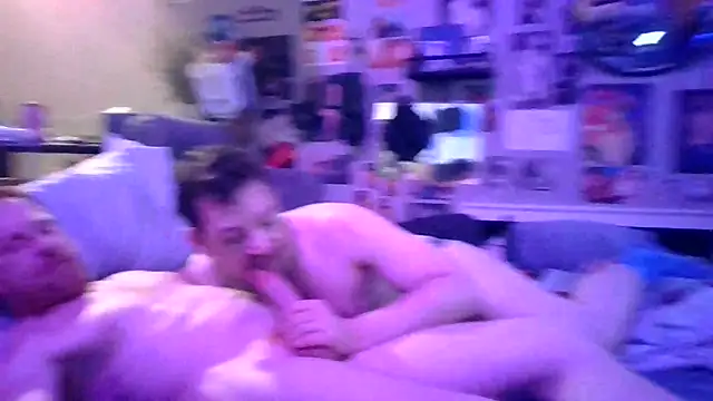 Snapshot of Sk00byJaXxX212 chatting on December 5, 4:44 am Sk00byJaXxX212 online show from December 5, 4:44 am