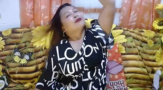 Snapshot of UrSweetClassyPinay chatting on December 8, 11:24 am UrSweetClassyPinay online show from December 8, 11:24 am