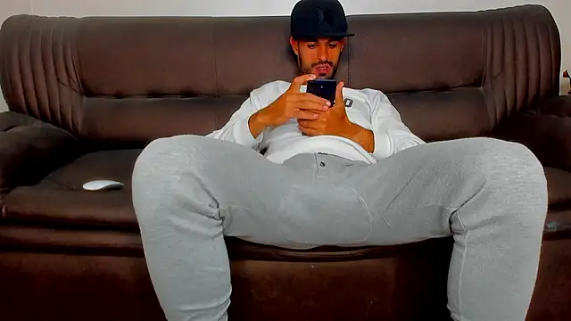 Snapshot of sexyhotmusclesforyou1 chatting on October 11, 8:26 am sexyhotmusclesforyou1 online show from October 11, 8:26 am