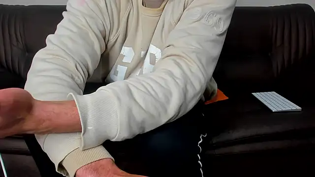 Snapshot of sexyhotmusclesforyou1 chatting on March 23, 3:32 am sexyhotmusclesforyou1 online show from March 23, 3:32 am