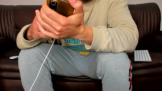 Snapshot of sexyhotmusclesforyou1 chatting on March 17, 10:29 pm sexyhotmusclesforyou1 online show from March 17, 10:29 pm
