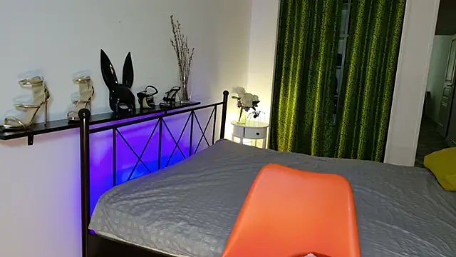 RaileReed online show from October 10, 12:50 pm