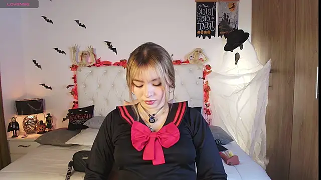 Snapshot of Julieta_priv chatting on October 8, 2:29 pm Julieta priv online show from October 8, 2:29 pm