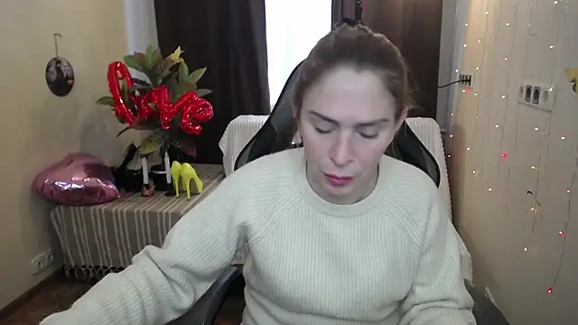 Snapshot of TessaDaybreak chatting on February 18, 10:38 am TessaDaybreak online show from February 18, 10:38 am