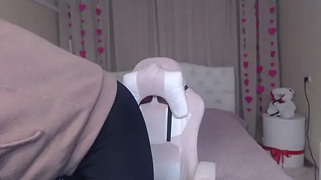 TessaDaybreak online show from February 6, 7:26 am