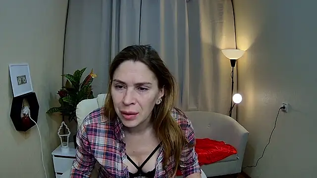 TessaDaybreak online show from February 22, 7:44 am