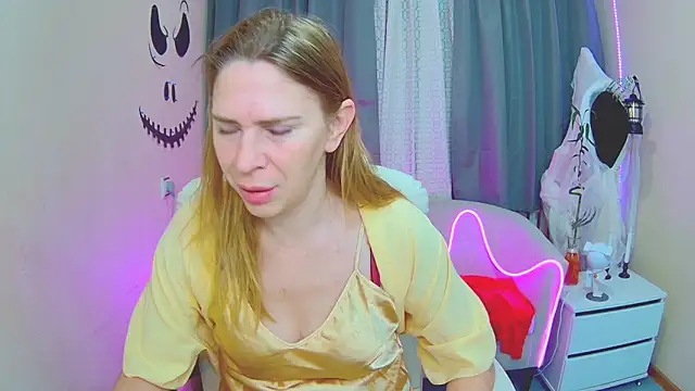 Snapshot of TessaDaybreak chatting on November 4, 7:45 am TessaDaybreak online show from November 4, 7:45 am