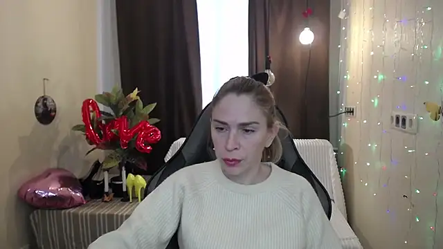 Snapshot of TessaDaybreak chatting on February 18, 7:32 am TessaDaybreak online show from February 18, 7:32 am