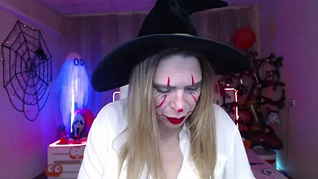 Snapshot of TessaDaybreak chatting on October 31, 8:22 am TessaDaybreak online show from October 31, 8:22 am