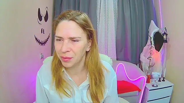 Snapshot of TessaDaybreak chatting on November 3, 7:24 am TessaDaybreak online show from November 3, 7:24 am