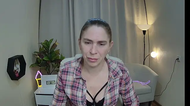 Snapshot of TessaDaybreak chatting on April 22, 7:04 am TessaDaybreak online show from April 22, 7:04 am