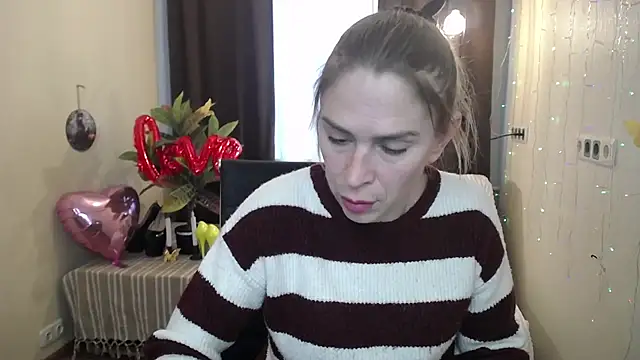 Snapshot of TessaDaybreak chatting on February 16, 10:54 am TessaDaybreak online show from February 16, 10:54 am