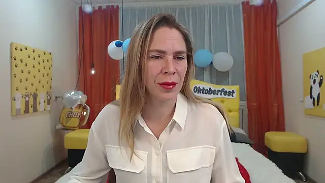 Snapshot of TessaDaybreak chatting on October 9, 7:31 am TessaDaybreak online show from October 9, 7:31 am