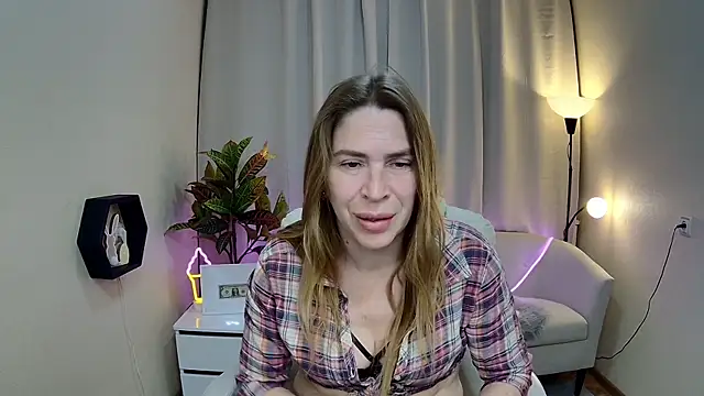 Snapshot of TessaDaybreak chatting on May 20, 7:05 am TessaDaybreak online show from May 20, 7:05 am