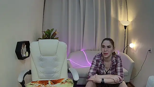 Snapshot of TessaDaybreak chatting on May 6, 7:34 am TessaDaybreak online show from May 6, 7:34 am