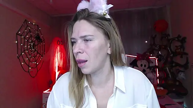 Snapshot of TessaDaybreak chatting on October 29, 8:13 am TessaDaybreak online show from October 29, 8:13 am