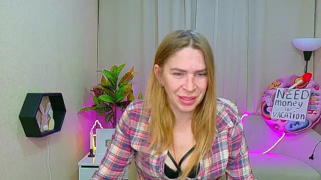 Snapshot of TessaDaybreak chatting on May 26, 6:44 am TessaDaybreak online show from May 26, 6:44 am
