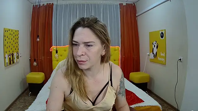 Snapshot of TessaDaybreak chatting on November 15, 7:34 am TessaDaybreak online show from November 15, 7:34 am