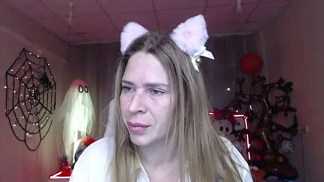 Snapshot of TessaDaybreak chatting on October 28, 7:51 am TessaDaybreak online show from October 28, 7:51 am