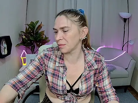 Snapshot of TessaDaybreak chatting on May 14, 12:24 pm TessaDaybreak online show from May 14, 12:24 pm