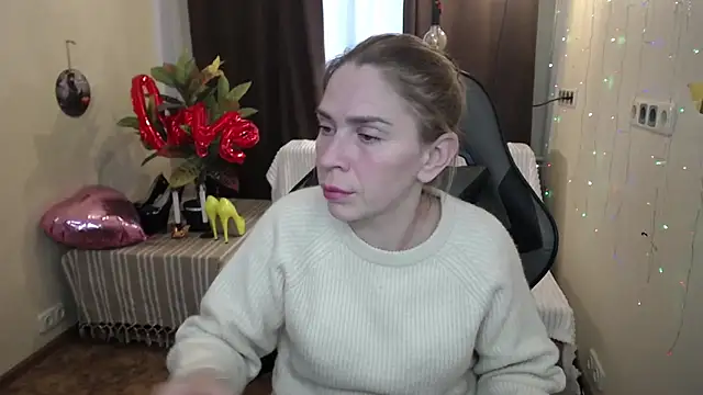 Snapshot of TessaDaybreak chatting on February 18, 1:44 pm TessaDaybreak online show from February 18, 1:44 pm