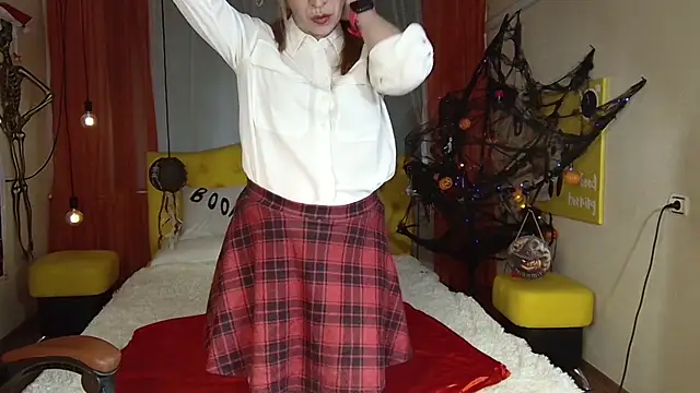Snapshot of TessaDaybreak chatting on October 15, 7:49 am TessaDaybreak online show from October 15, 7:49 am