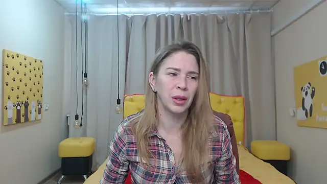 TessaDaybreak online show from February 18, 7:49 am