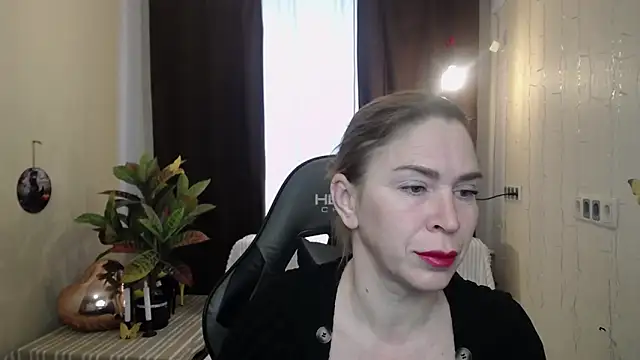 Snapshot of TessaDaybreak chatting on February 27, 7:19 am TessaDaybreak online show from February 27, 7:19 am