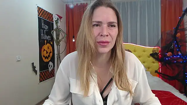 Snapshot of TessaDaybreak chatting on November 1, 8:52 am TessaDaybreak online show from November 1, 8:52 am