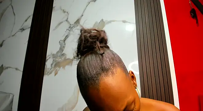 Snapshot of ebony_valentina chatting on November 6, 1:53 am ebony valentina online show from November 6, 1:53 am