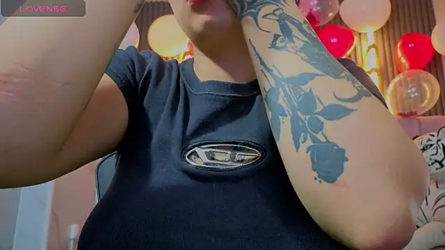 Snapshot of Anni_acker_b chatting on February 13, 12:27 pm Anni acker b online show from February 13, 12:27 pm