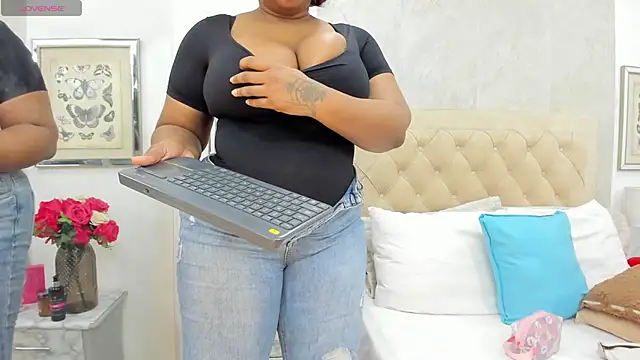 Snapshot of KimberlyBigBoobs chatting on May 18, 12:44 am KimberlyBigBoobs online show from May 18, 12:44 am