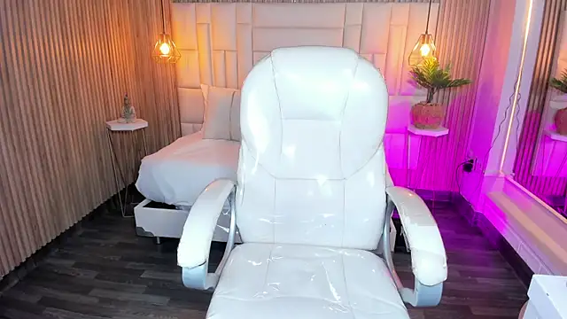 MelanieHillss online show from September 11, 4:45 am