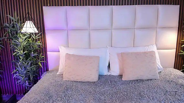 MelanieHillss online show from April 1, 4:36 am