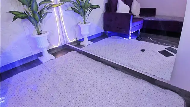 Snapshot of MelanieHillss chatting on December 16, 4:28 am MelanieHillss online show from December 16, 4:28 am