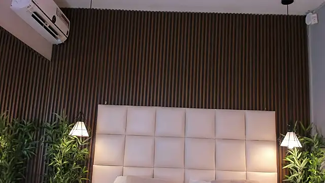 MelanieHillss online show from April 7, 4:03 am