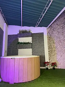 Snapshot of MelanieHillss chatting on December 14, 4:51 am MelanieHillss online show from December 14, 4:51 am