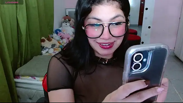 Snapshot of Violett_11 chatting on December 2, 8:43 pm Violett 11 online show from December 2, 8:43 pm