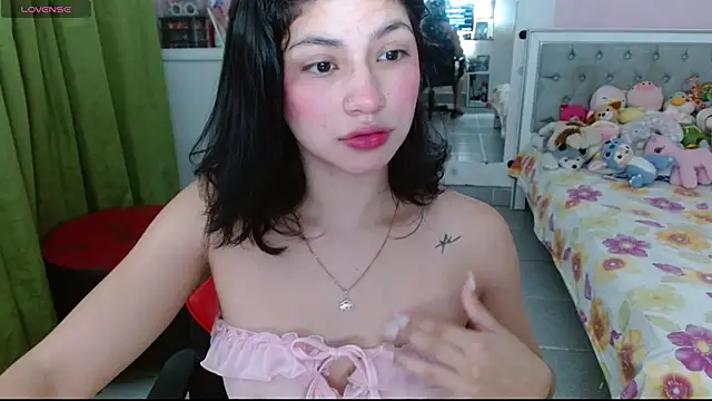 Snapshot of Violett_11 chatting on November 18, 7:06 pm Violett 11 online show from November 18, 7:06 pm