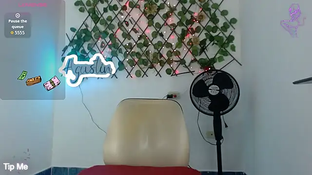 Snapshot of sexy_veryy_hot chatting on September 22, 4:51 am sexy veryy hot online show from September 22, 4:51 am