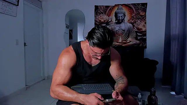 Snapshot of Valentino_Dosantos_ chatting on November 4, 8:23 pm Valentino Dosantos online show from November 4, 8:23 pm