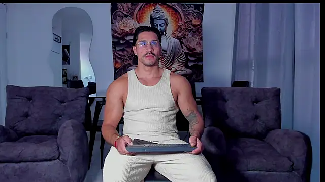 Snapshot of Valentino_Dosantos_ chatting on February 5, 7:43 pm Valentino Dosantos online show from February 5, 7:43 pm