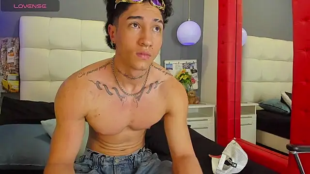 Snapshot of KaryBig3 chatting on February 24, 12:52 am KaryBig3 online show from February 24, 12:52 am