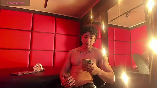 Snapshot of KaryBig3 chatting on March 7, 4:13 am KaryBig3 online show from March 7, 4:13 am